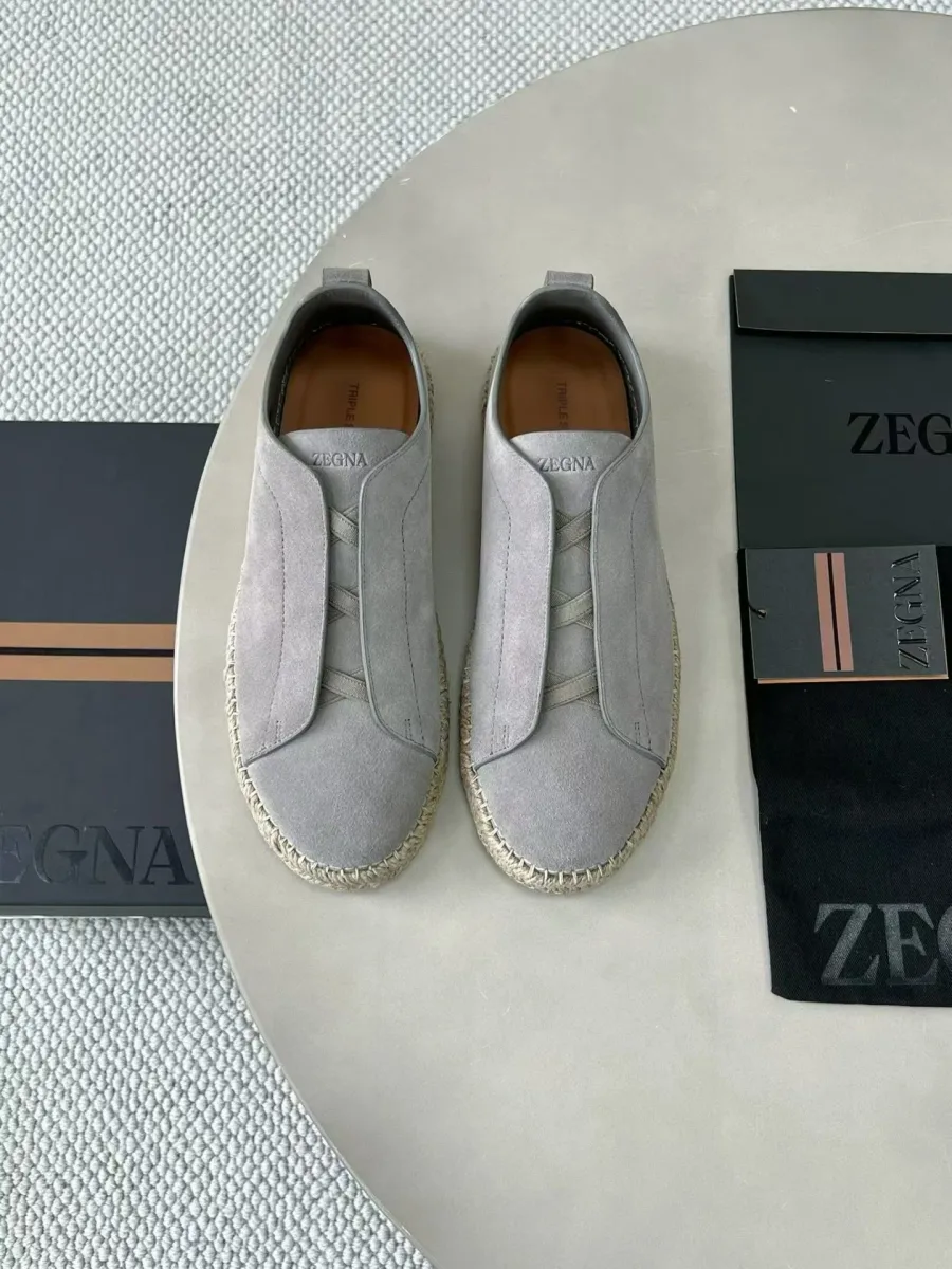 Пара светло-серых эспадрилий Zegna в ракурсе сверху с рельефными панелями и открытыми стельками