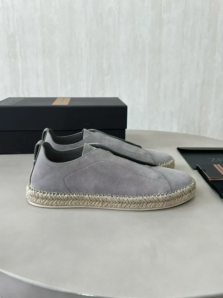 Светло-серые эспадрильи Zegna сбоку с замшевым верхом и плетёной отделкой по краю подошвы