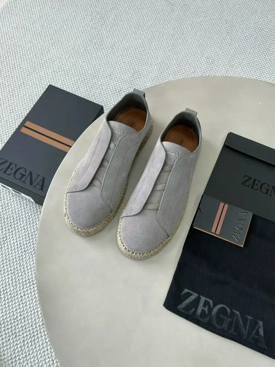 Светло-серые эспадрильи Zegna сверху: парный комплект, замшевый верх и декоративные швы