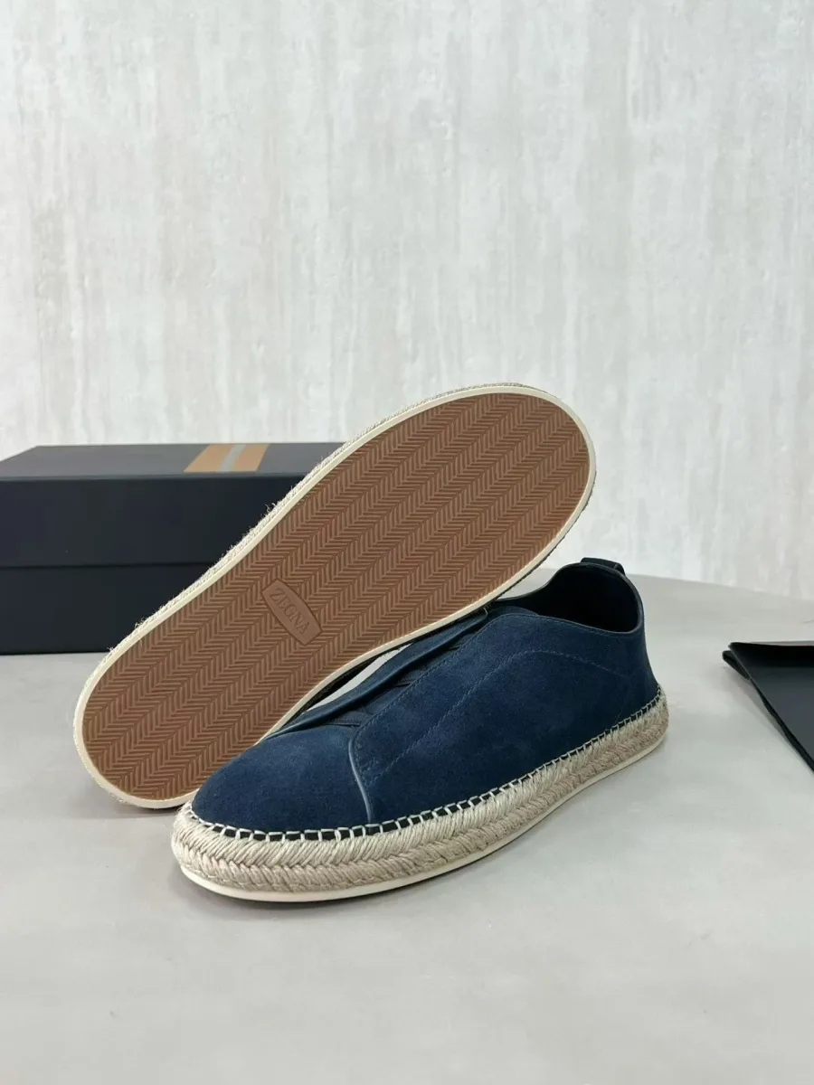 Эспадрильи Zegna Triple Stitch светло-синего цвета с подошвой вверх, виден рельефный резиновый протектор