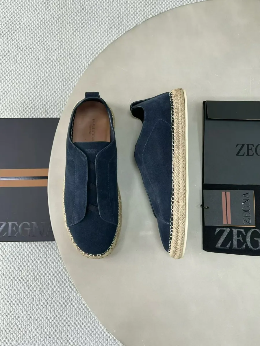 Эспадрилья Zegna Triple Stitch светло-синего цвета в верхнем ракурсе, видны продольные кожаные вставки