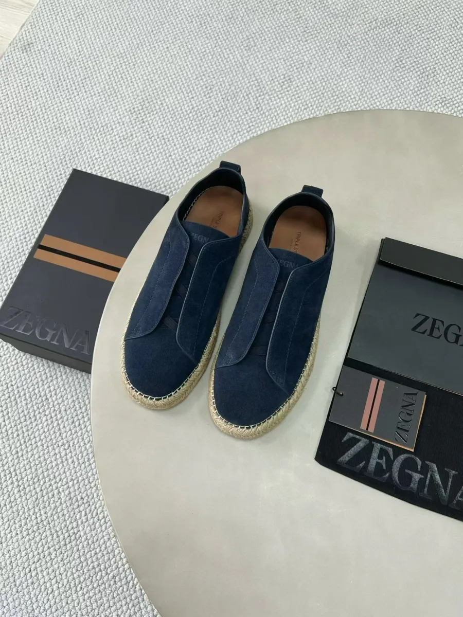 Эспадрильи Zegna Triple Stitch светло-синего цвета, вид сверху, замшевый верх и плетёная окантовка подошвы