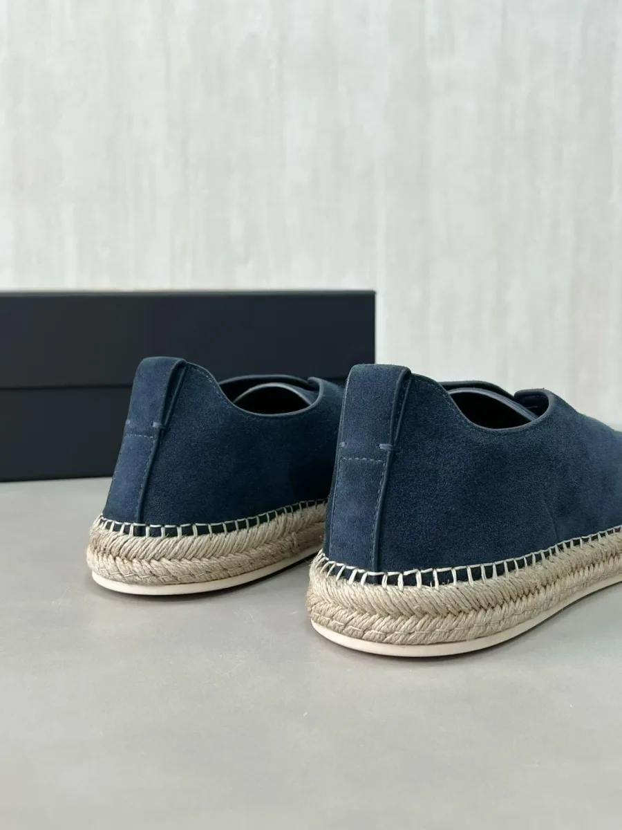 Пара эспадрилий Zegna Triple Stitch светло-синего цвета сзади, видны задники и плетёная окантовка