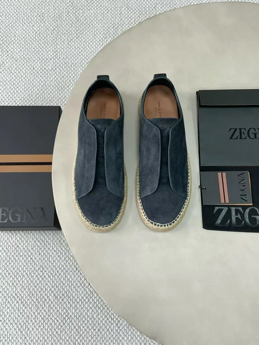 Пара тёмно-синих эспадрилий Zegna Triple Stitch сверху с кожаными вставками и плетёной подошвой