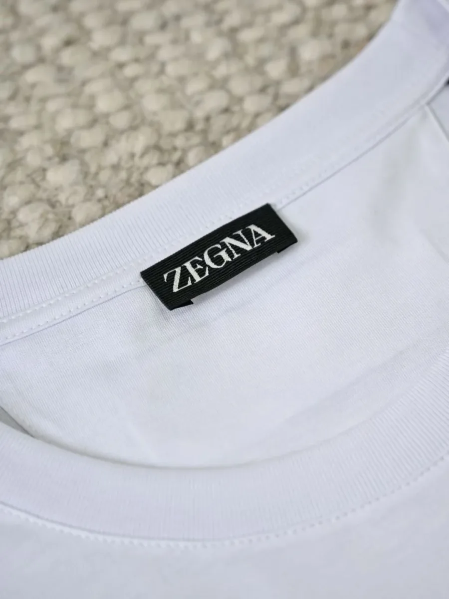 Белая футболка Zegna крупным планом с круглым воротником и тканой фирменной биркой
