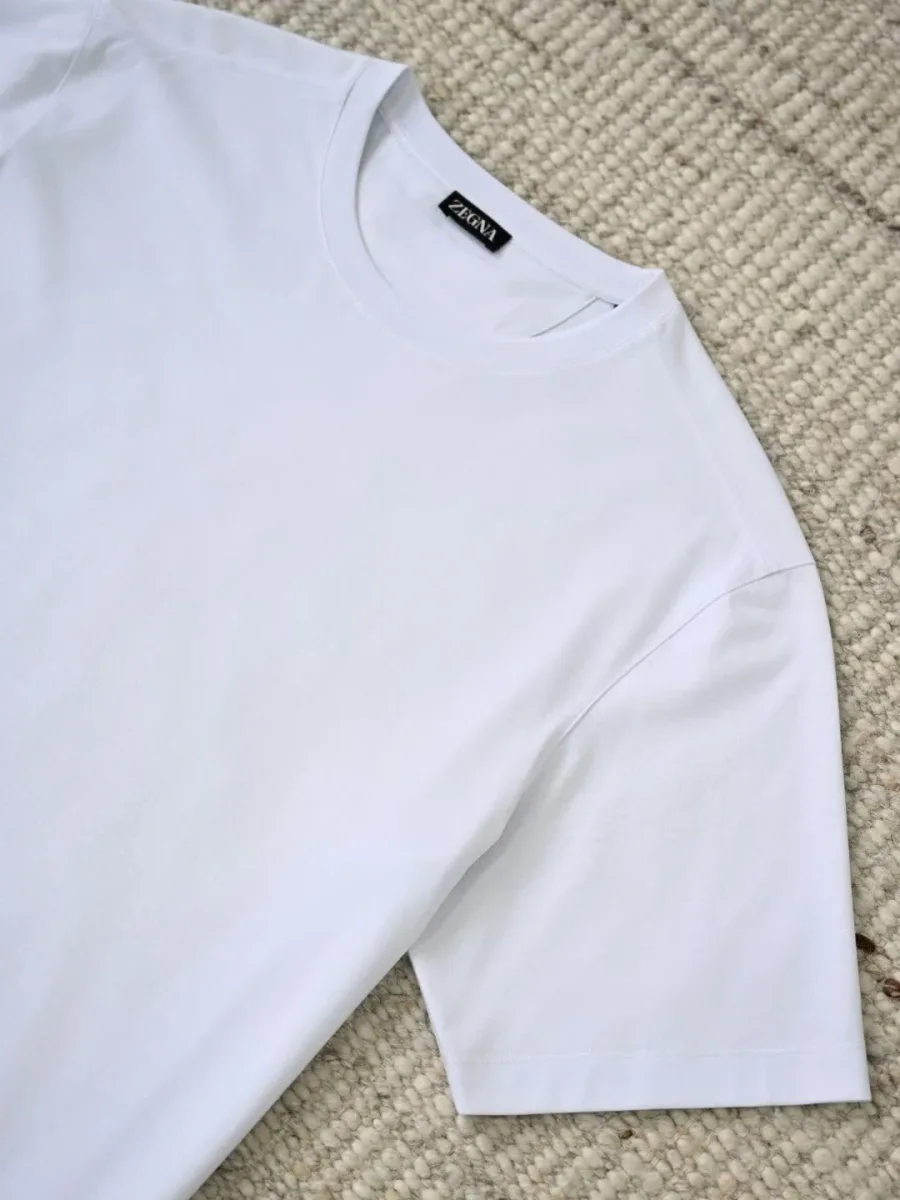 Белая футболка Zegna сбоку с коротким рукавом, ровной строчкой и белой тканью