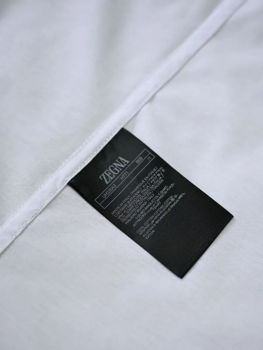 Белая футболка Zegna с внутренней чёрной биркой и напечатанной информацией по уходу