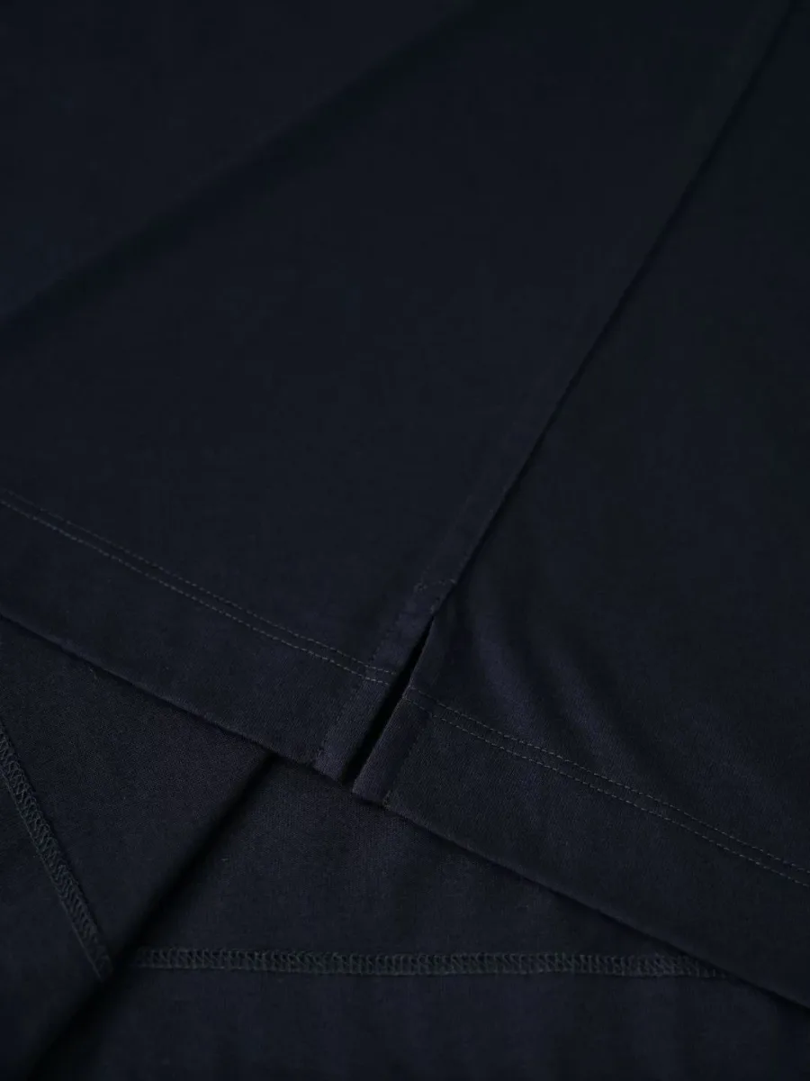 Деталь чернильно-синей футболки Zegna с коротким рукавом и боковым швом