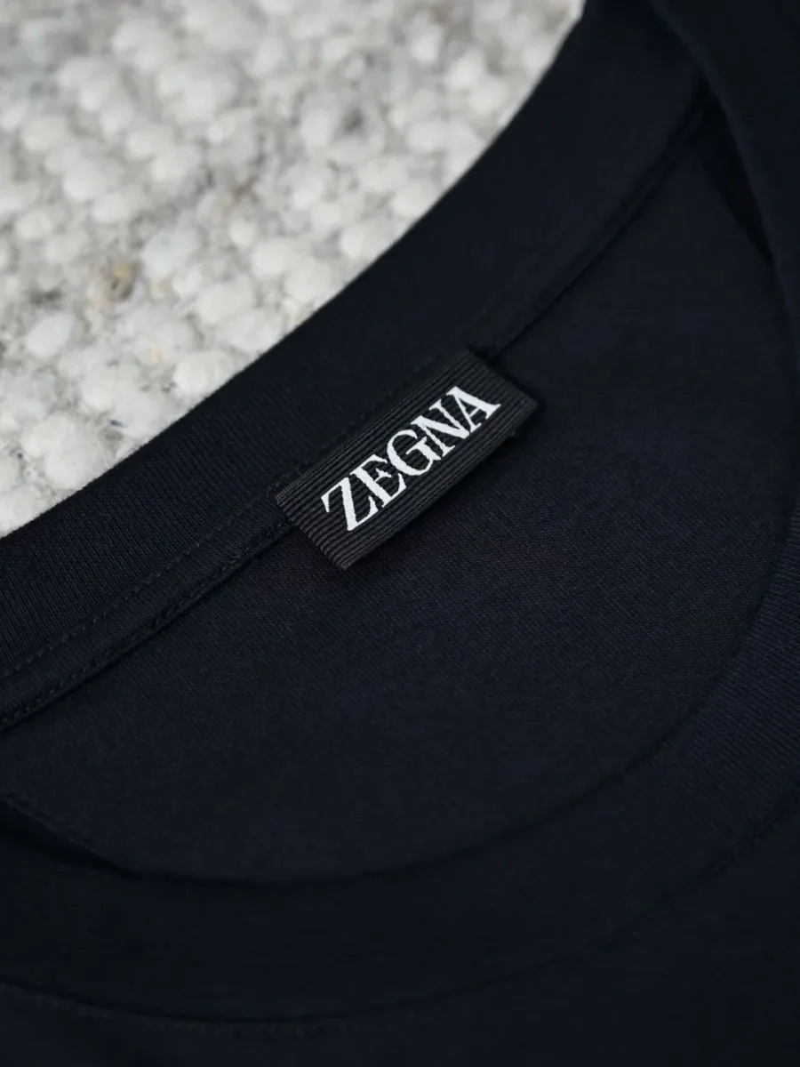 Крупный вид круглой горловины футболки Zegna с втачной тканой этикеткой