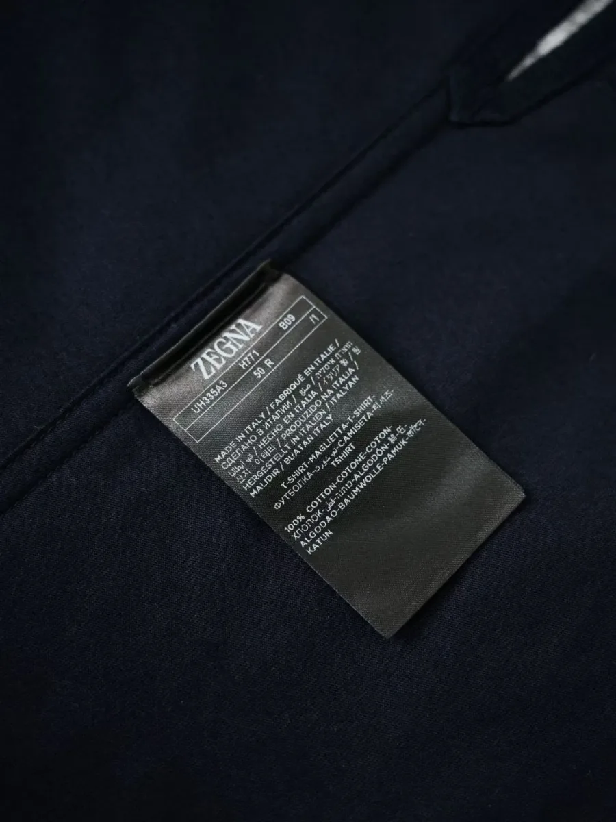 Внутренняя сторона футболки Zegna с тканой маркировкой и информационной этикеткой