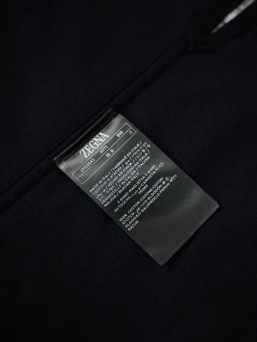 Чёрная футболка Zegna на модели спереди, однотонная ткань и короткие рукава