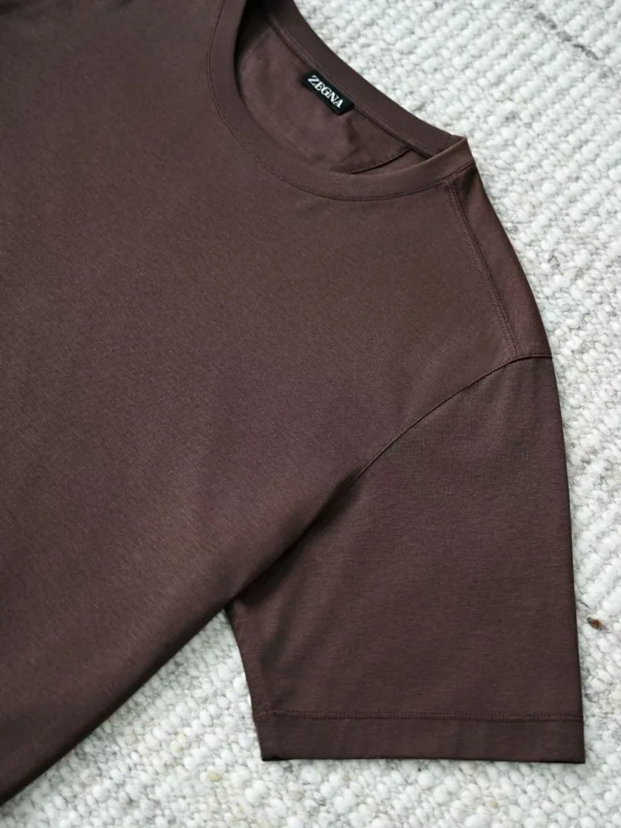 Коричневая футболка Zegna крупным планом: короткий рукав и боковой шов