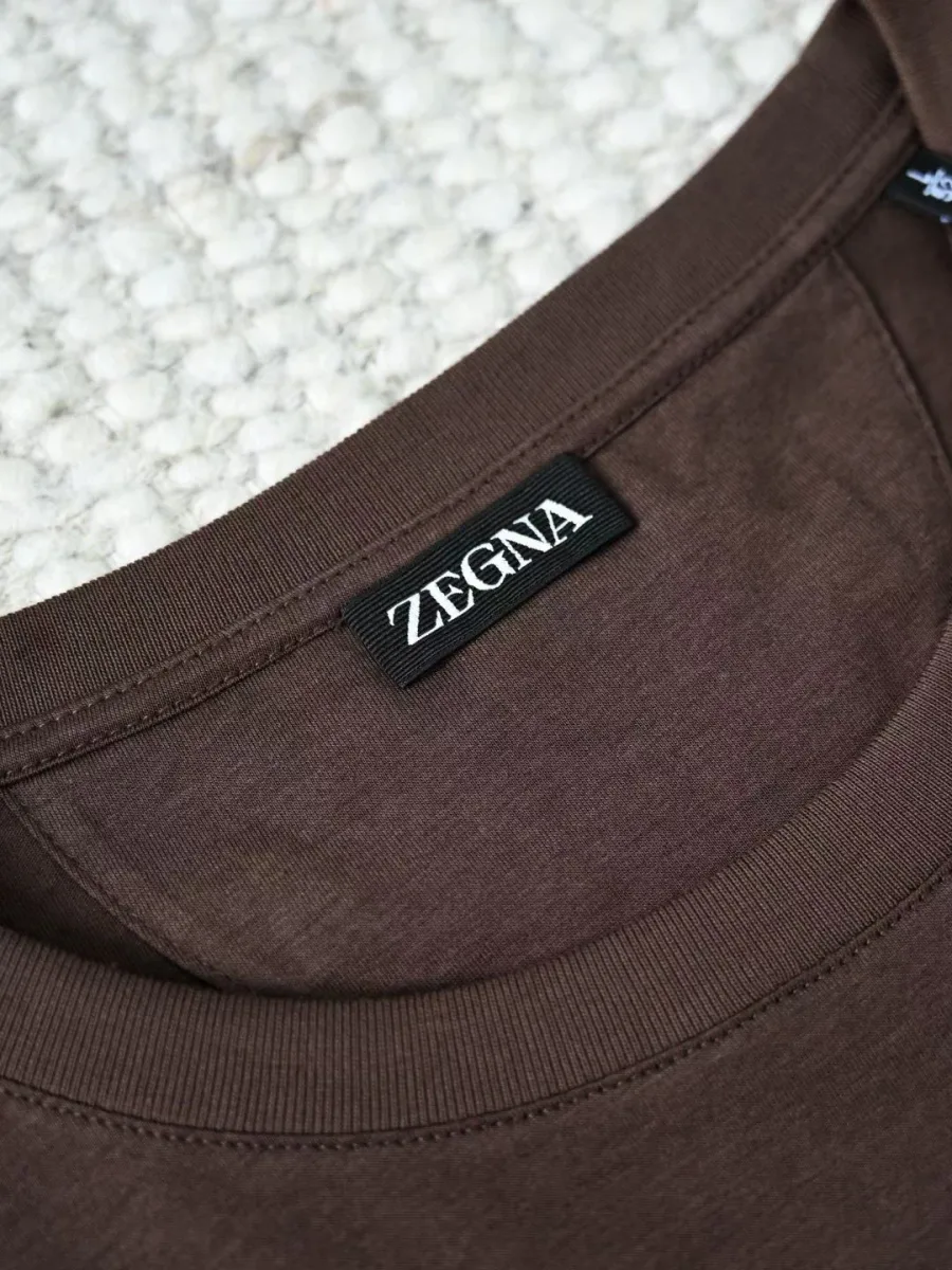 Коричневая футболка Zegna крупным планом с круглым воротом и внутренней биркой