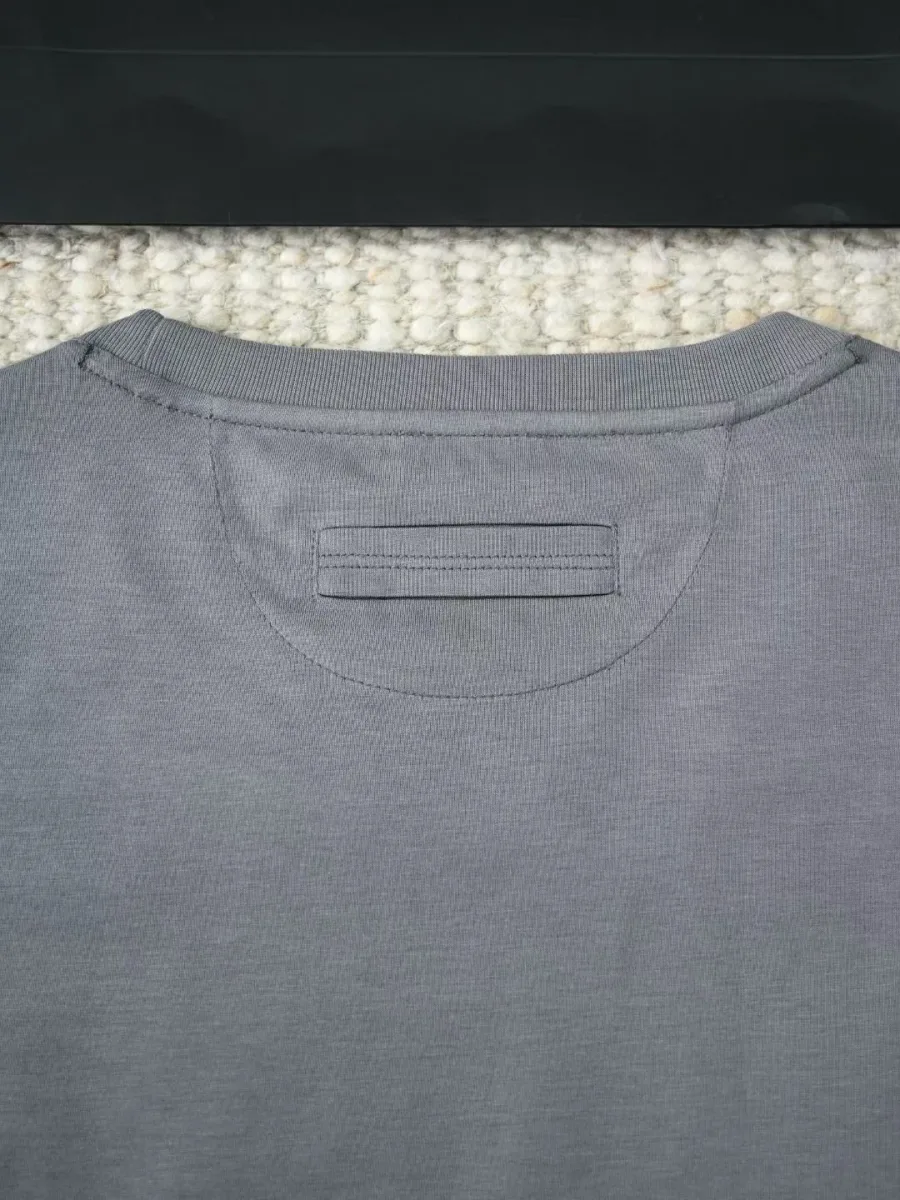 Серая футболка Zegna сзади крупным планом, видны воротник и аккуратная строчка