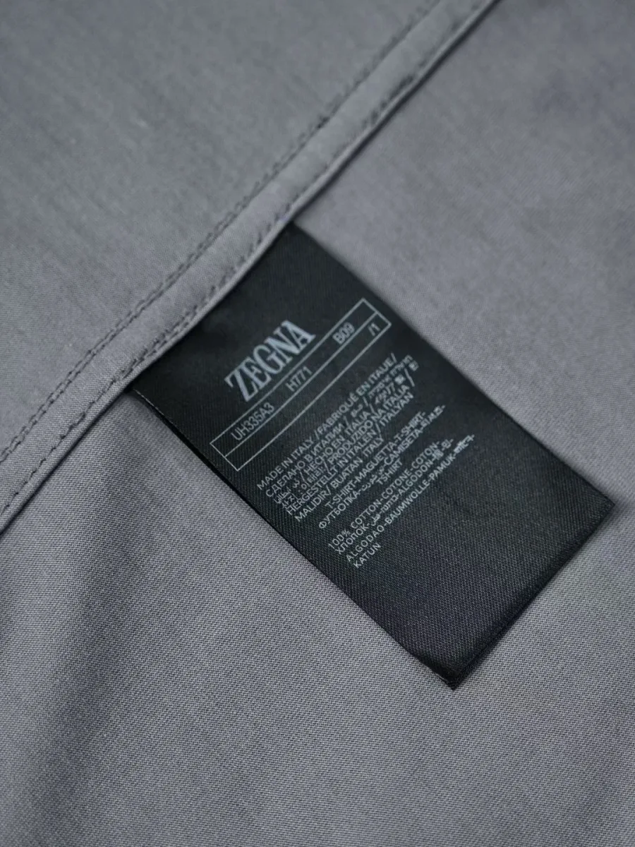 Серая футболка Zegna с внутренней стороны с пришивной биркой и информационной маркировкой