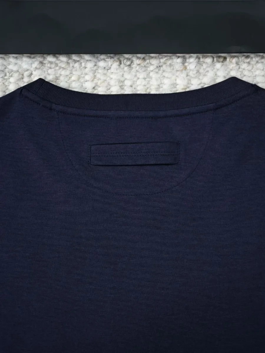 Синяя футболка Zegna сзади на плоской раскладке, круглый вырез и внутренняя бирка