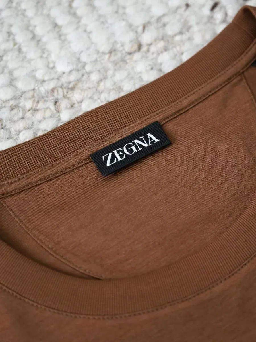Терракотовая футболка Zegna крупным планом с круглым воротом и тканевой биркой