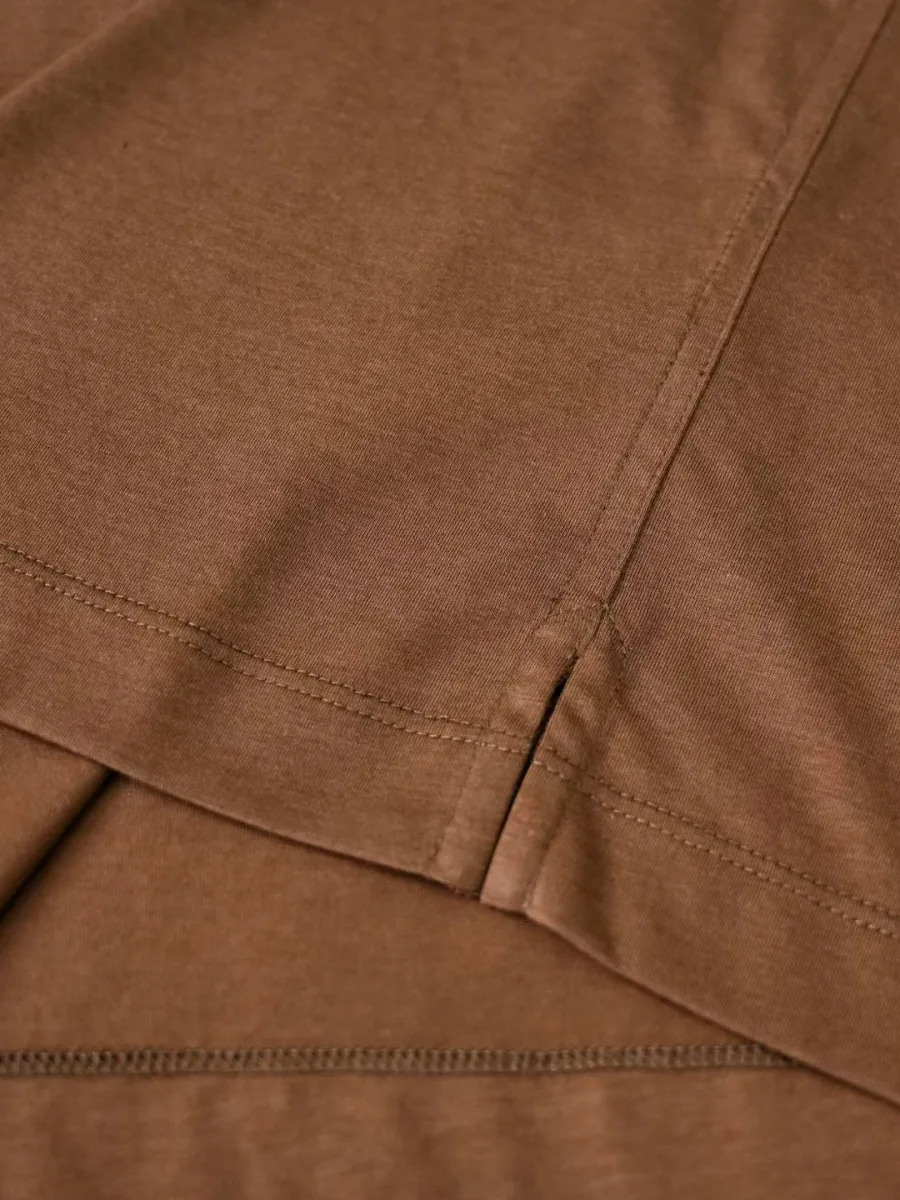 Терракотовая футболка Zegna крупным планом с боковым швом и подшитым низом