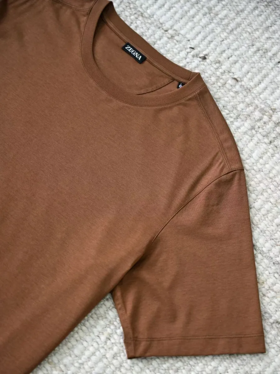 Терракотовая футболка Zegna крупным планом с коротким рукавом и ровной строчкой