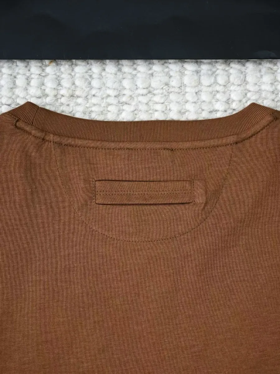 Терракотовая футболка Zegna сзади с круглым воротом и прямой линией низа