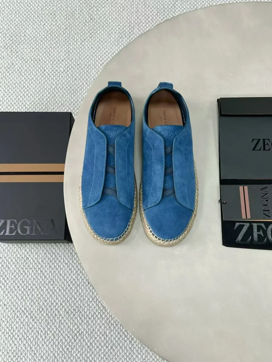 Синие кеды-эспадрильи Zegna спереди сверху, видны замшевые панели и внутренние детали