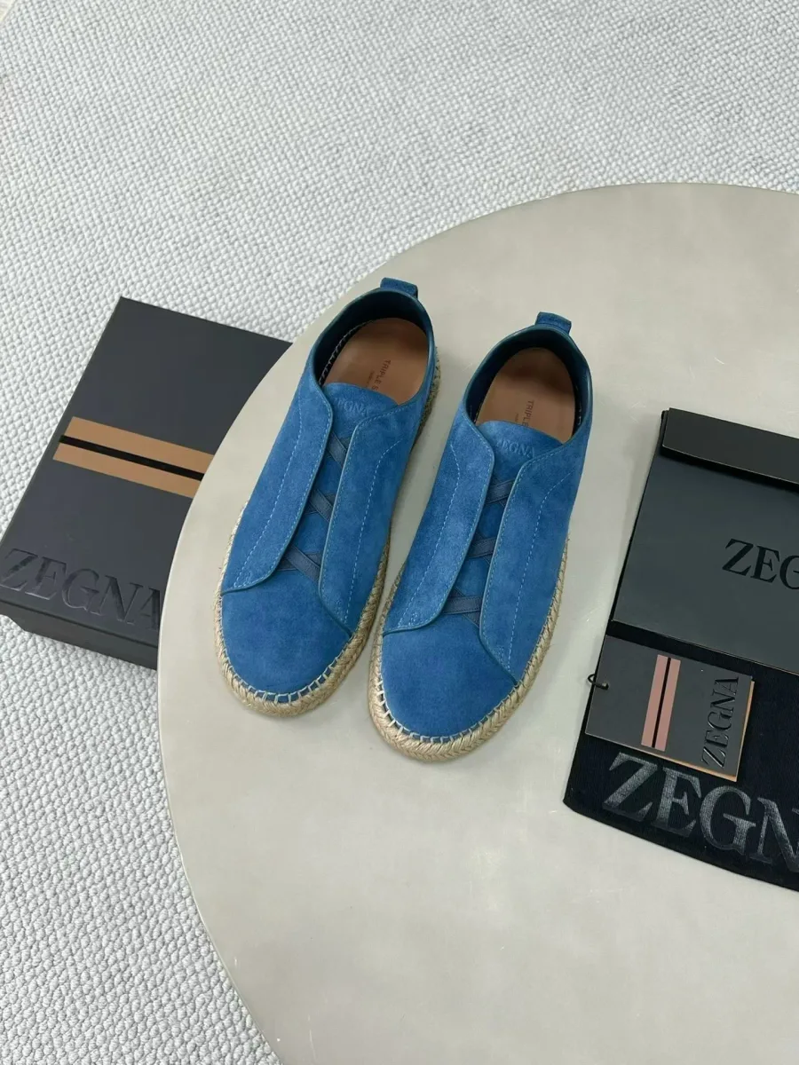 Синие кеды-эспадрильи Zegna в ракурсе сверху, замшевый верх и плетёный кант подошвы