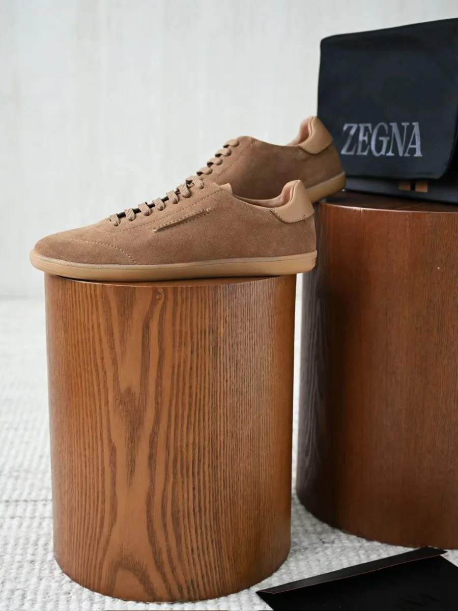 Песочный замшевый кед Zegna в профиль, с низкой светлой подошвой и закрытой шнуровкой