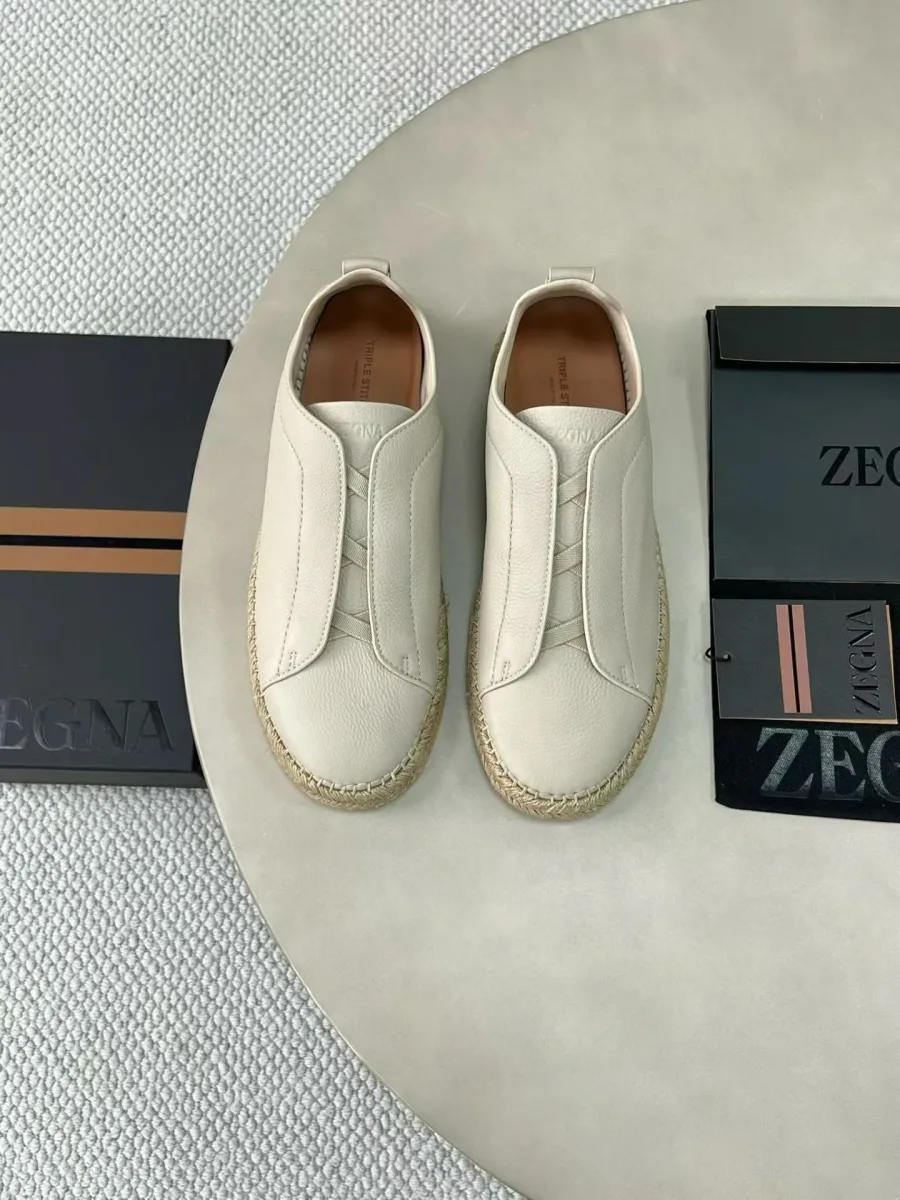 Белые кроссовки Zegna Triple Stitch, вид сверху с открытым язычком и контрастной стелькой