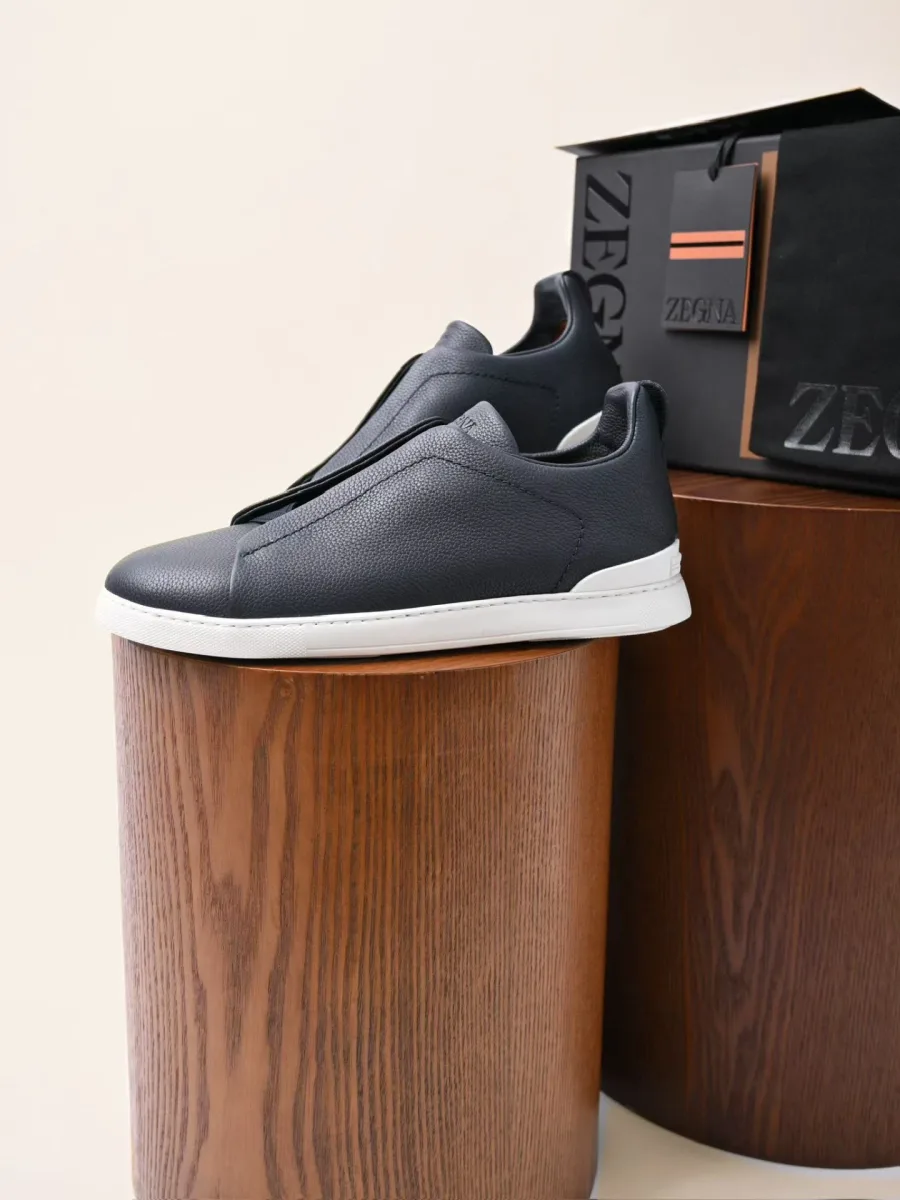 Кроссовок Zegna Triple Stitch сбоку сзади: фактурная чернильно-синяя кожа и белая подошва