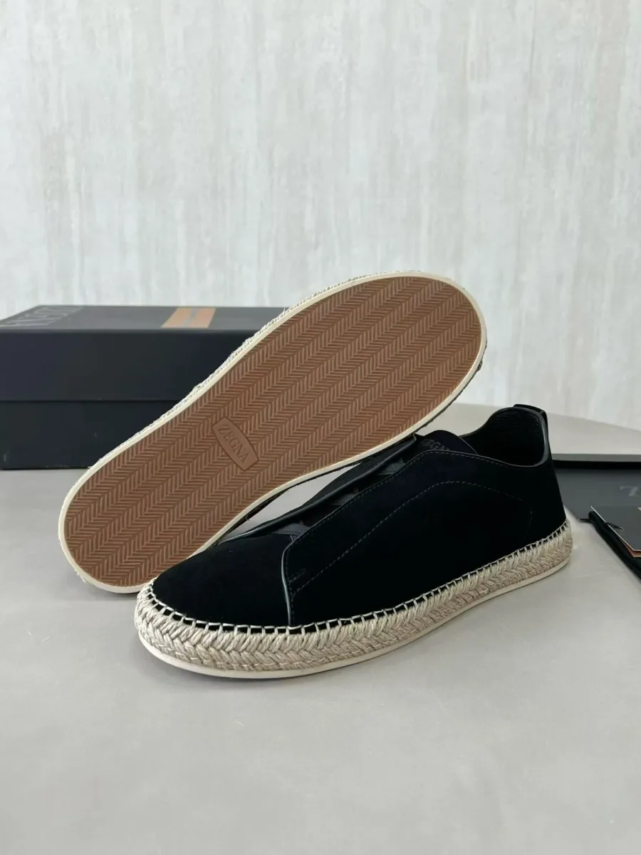 Чёрные кроссовки Zegna Triple Stitch с видом на подошву, виден коричневый рифлёный протектор