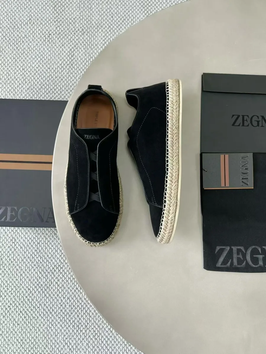 Чёрные кроссовки Zegna Triple Stitch в диагональном ракурсе, видны верх и плетёная подошва