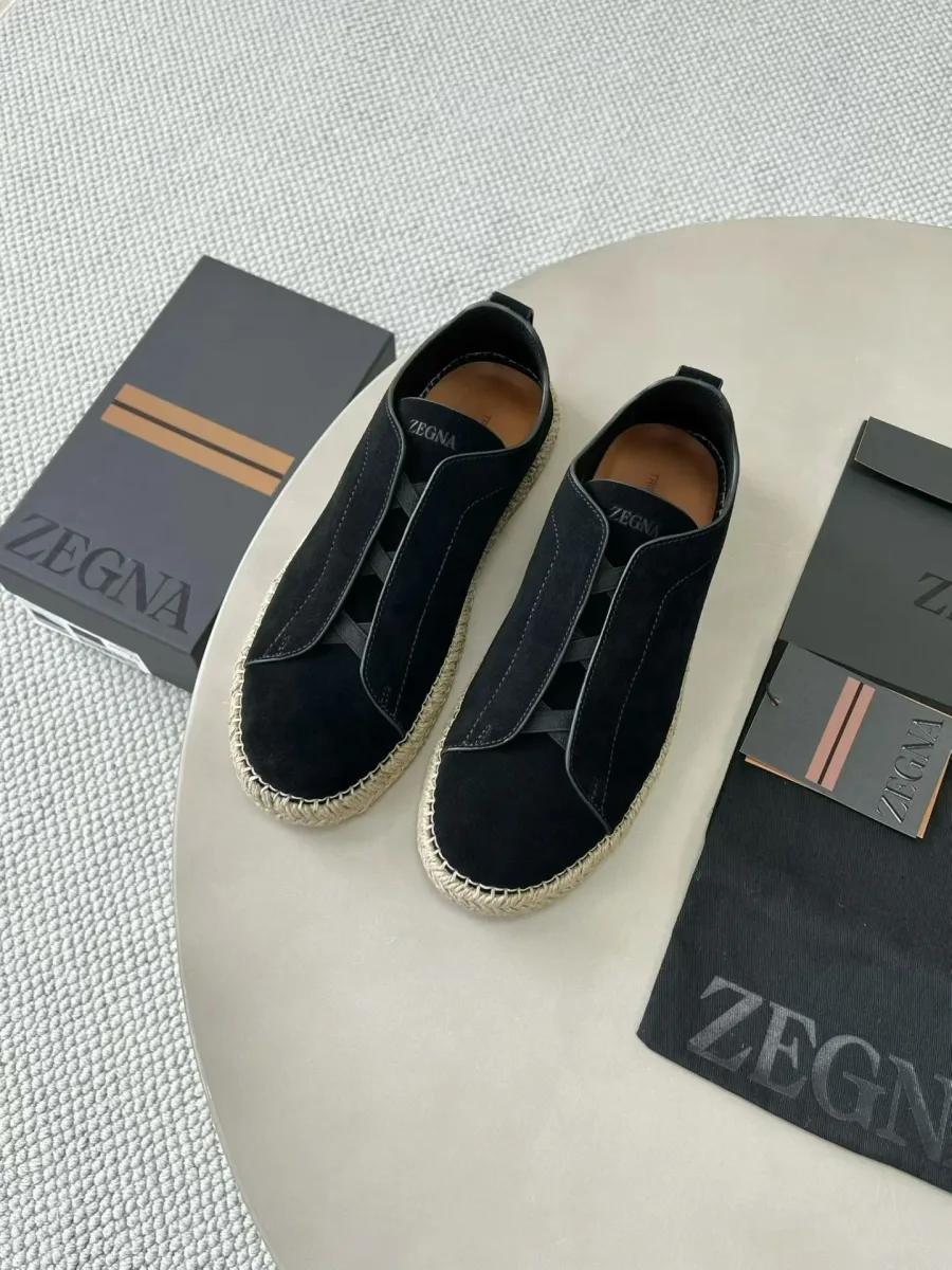 Чёрные кроссовки Zegna Triple Stitch в ракурсе сверху, замшевый верх и плетёная окантовка подошвы