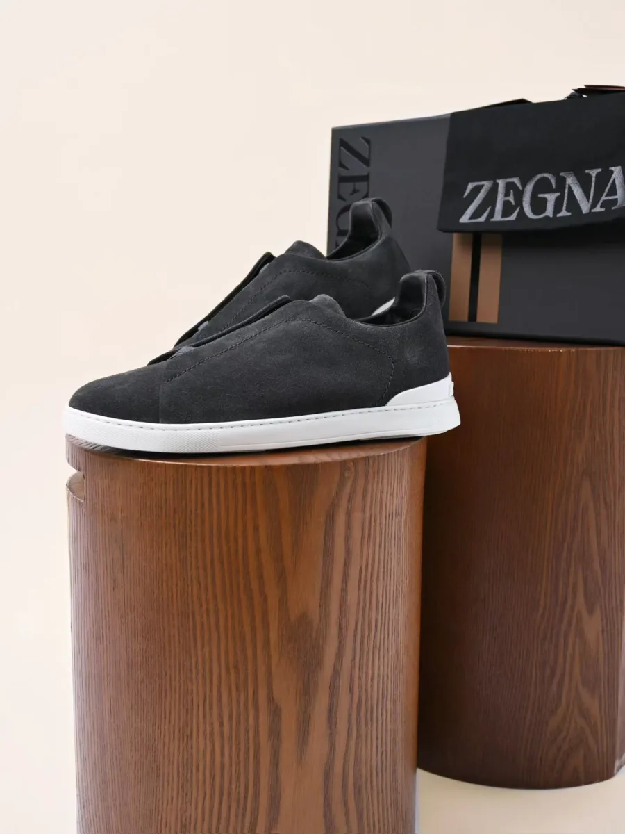Графитовые кроссовки Zegna Triple Stitch сбоку, гладкий верх и белая резиновая подошва