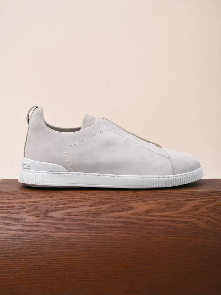 Белый кожаный кроссовок Zegna Triple Stitch сбоку с гладкой подошвой и закруглённым носком