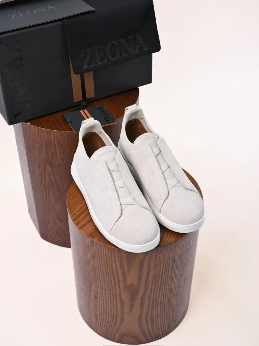 Белые кожаные кроссовки Zegna Triple Stitch в ракурсе спереди с закрытой шнуровкой