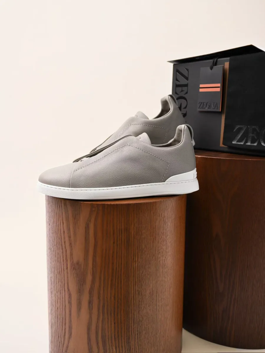 Графитовый кожаный кроссовок Zegna Triple Stitch, вид сбоку с гладким носком и белой подошвой
