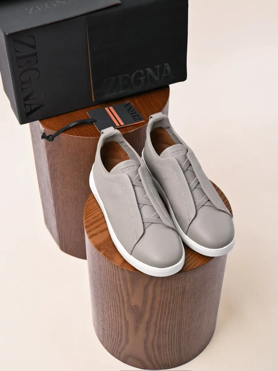 Графитовые кожаные кроссовки Zegna Triple Stitch, пара под углом с эластичными вставками
