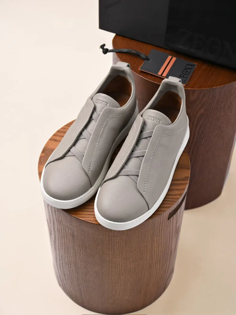 Графитовые кожаные кроссовки Zegna Triple Stitch, пара в ракурсе сверху с белой подошвой