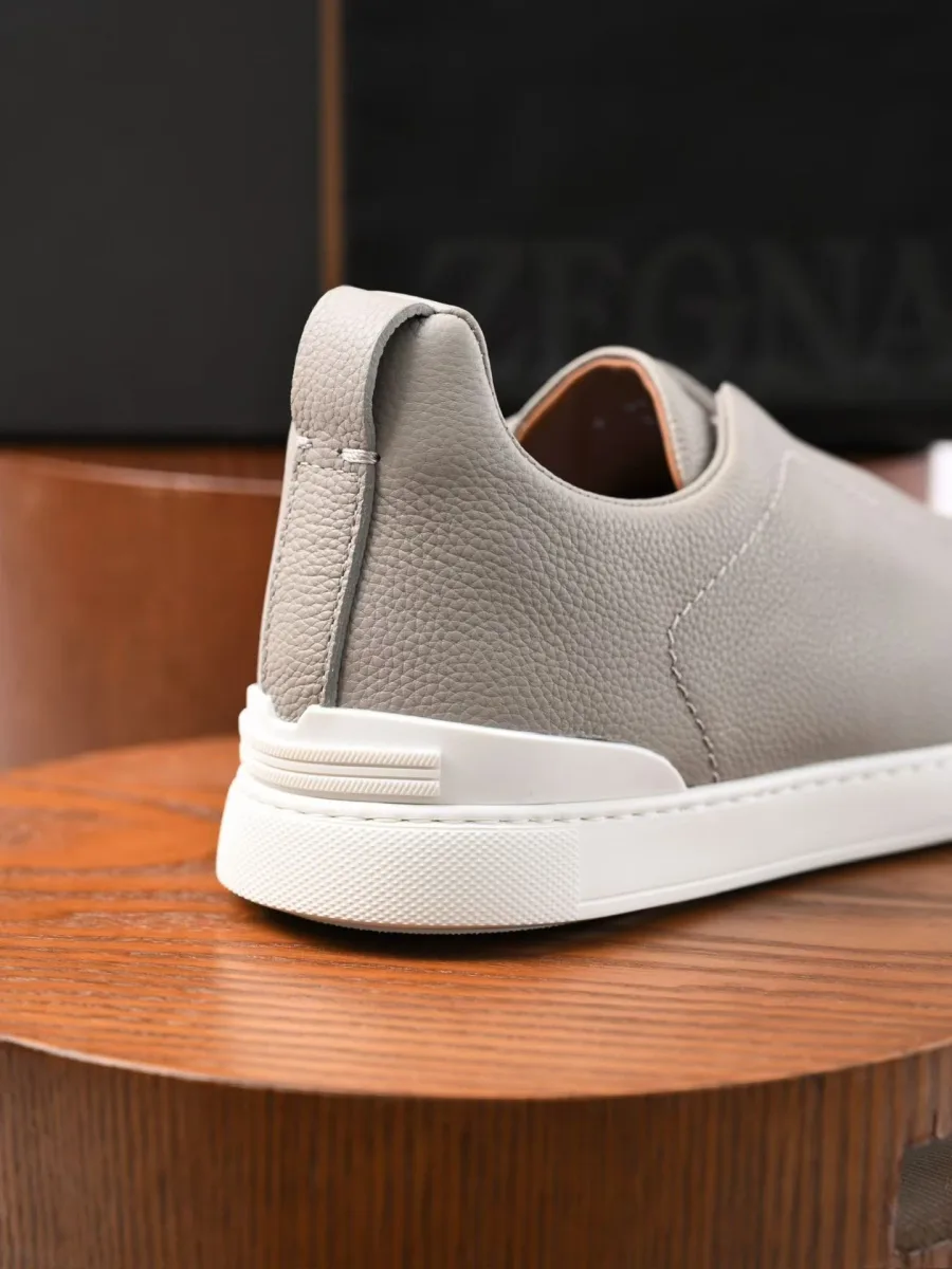 Графитовый кожаный кроссовок Zegna Triple Stitch, задний ракурс с рельефной пяткой и подошвой