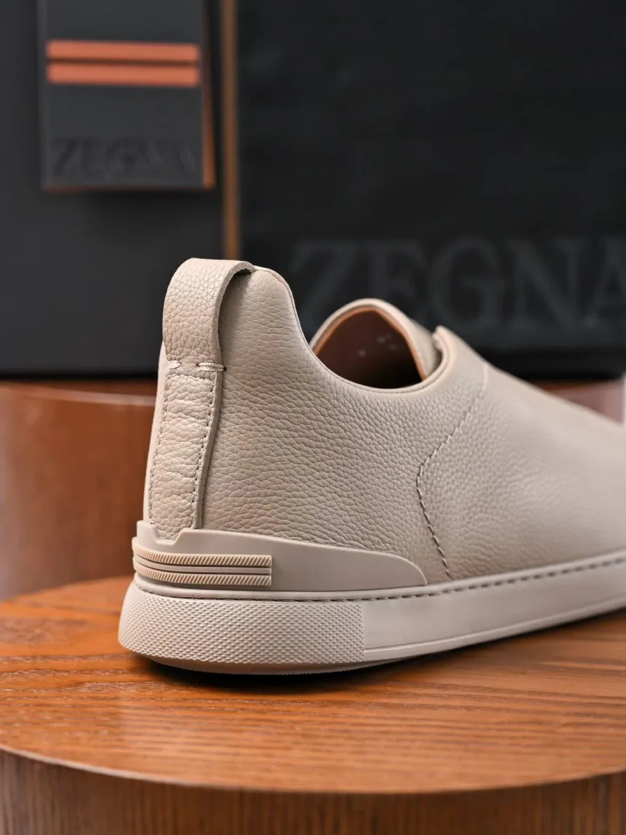 Задняя часть песочного кожаного кроссовка Zegna, вид сбоку, шов и текстурная кожа