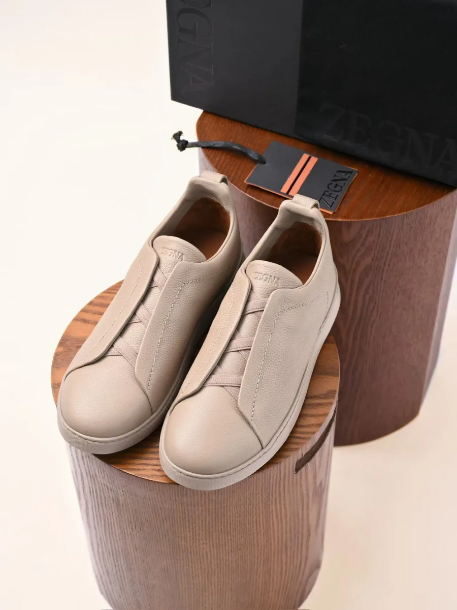 Песочные кожаные кроссовки Zegna, ракурс сверху, парная композиция и плоские шнуровки