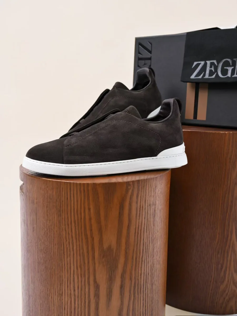 Кроссовки Zegna Triple Stitch SECONDSKIN, боковой ракурс сзади, угольный верх и рельефная подошва