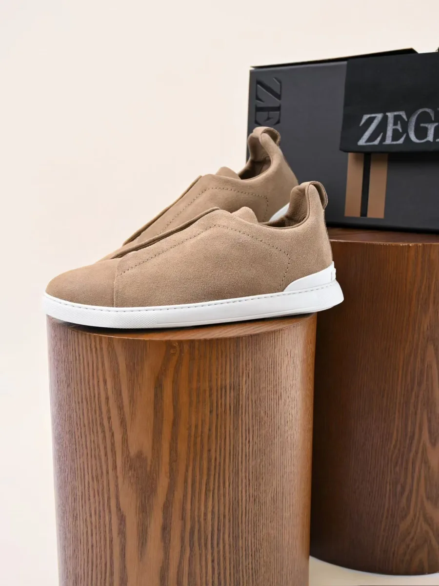 Кроссовки Zegna Triple Stitch в боковом ракурсе, светло-бежевый верх и белая подошва с тонкой строчкой