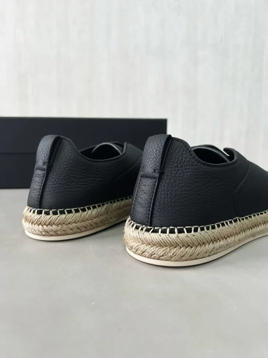 Чёрные мокасины Triple Stitch, вид сзади, с фактурным верхом и плетёной подошвой