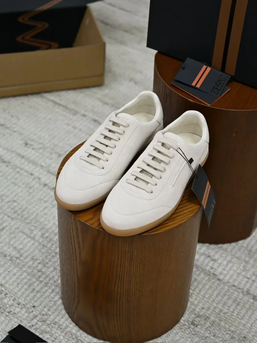 Белые мужские кеды Zegna, диагональный ракурс пары с плоской шнуровкой и резиновой подошвой