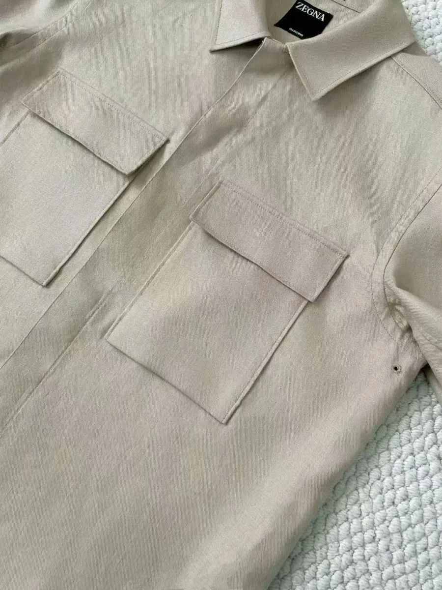 Светло-бежевая рубашка Zegna крупным планом с двумя накладными нагрудными карманами