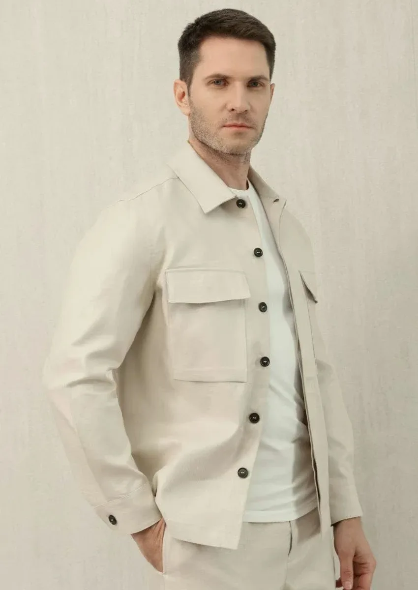 Светло-бежевая рубашка Zegna на модели в ракурсе три четверти с накладными карманами