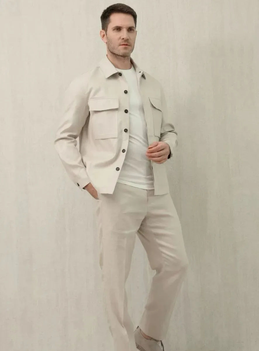 Светло-бежевая рубашка Zegna на модели спереди с длинными рукавами и двумя карманами