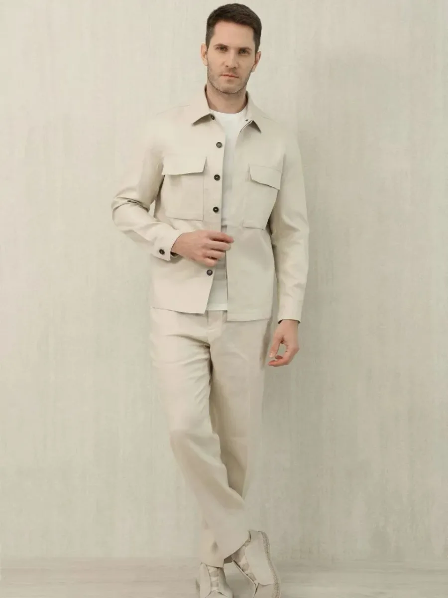 Светло-бежевая рубашка Zegna на модели спереди с двумя карманами и застёжкой на пуговицы