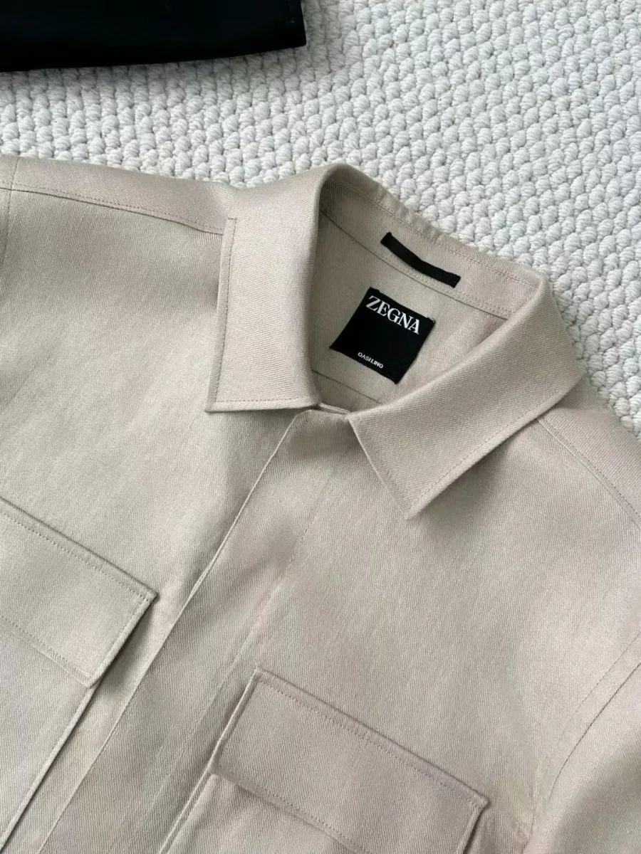Верх светло-бежевой рубашки Zegna с отложным воротником и накладными карманами